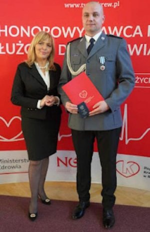 Policjant podczas uroczystego wręczenia odznaczeń