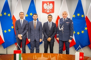 I zastępca komendanta głównego Policji z przedstawicielami Policji z Dubaju. W tle flagi Polski i Unii Europejskiej.