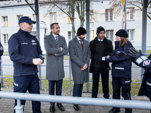 Przedstawiciele Policji w Dubaju oglądają policyjny sprzęt służbowy.