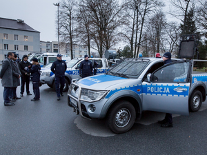 Przedstawiciele Policji w Dubaju oglądają policyjny sprzęt służbowy.