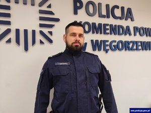 Na zdjęciu umundurowany policjant.