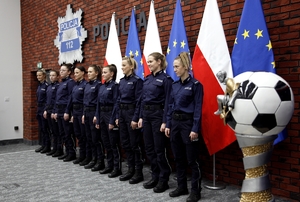 Uroczysta odprawa z udziałem I zastępcy Komendanta Głównego Policji nadinsp. Romana Kustera, zwycięskich policjantek, kierownika i selekcjonera Andrzeja Kuczyńskiego oraz trenera kom. Rafała Gnapa.