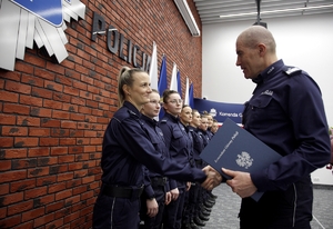 Uroczysta odprawa z udziałem I zastępcy Komendanta Głównego Policji nadinsp. Romana Kustera, zwycięskich policjantek, kierownika i selekcjonera Andrzeja Kuczyńskiego oraz trenera kom. Rafała Gnapa.