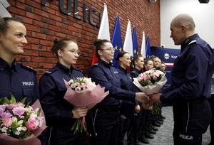 Uroczysta odprawa z udziałem I zastępcy Komendanta Głównego Policji nadinsp. Romana Kustera, zwycięskich policjantek, kierownika i selekcjonera Andrzeja Kuczyńskiego oraz trenera kom. Rafała Gnapa.