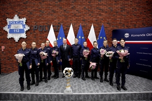 Uroczysta odprawa z udziałem I zastępcy Komendanta Głównego Policji nadinsp. Romana Kustera, zwycięskich policjantek, kierownika i selekcjonera Andrzeja Kuczyńskiego oraz trenera kom. Rafała Gnapa.