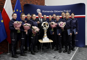 Uroczysta odprawa z udziałem I zastępcy Komendanta Głównego Policji nadinsp. Romana Kustera, zwycięskich policjantek, kierownika i selekcjonera Andrzeja Kuczyńskiego oraz trenera kom. Rafała Gnapa.