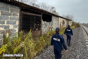 policjantki idą obok budynku.