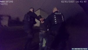 Moment zatrzymania przez policjantów nietrzeźwego kierowcy.