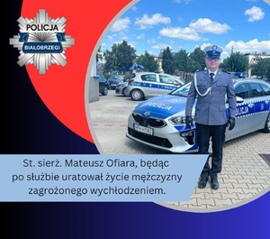 Na zdjęciu umundurowany policjant. W tle stoją zaparkowane oznakowane radiowozy.