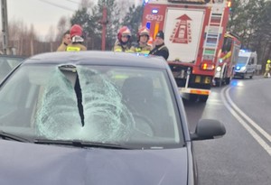 Samochód osobowy z uszkodzoną przednią szybą.