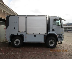 Zdjęcie przedstawia bok pojazdu do przewozu materiałów wybuchowych skonstruowany na podwoziu samochodu ciężarowego maki MAN TGM 18.320