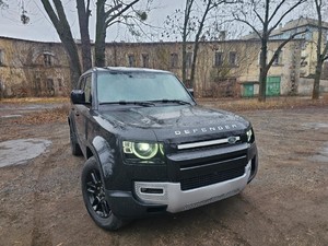 Zdjęcie przedstawia pojazd typu osobowo-terenowy marki Land Rover Defender