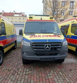 Zdjęcie przedstawia ambulanse sanitarne
