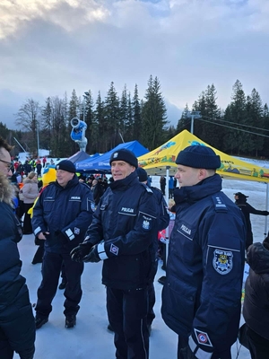 I Z-ca Komendanta Głównego Policji podczas inauguracji akcji, obok inni policjanci.