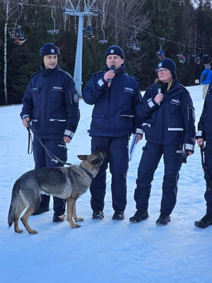 Przewodnika psa policyjnego z psem oraz inny policjant i policjantka.