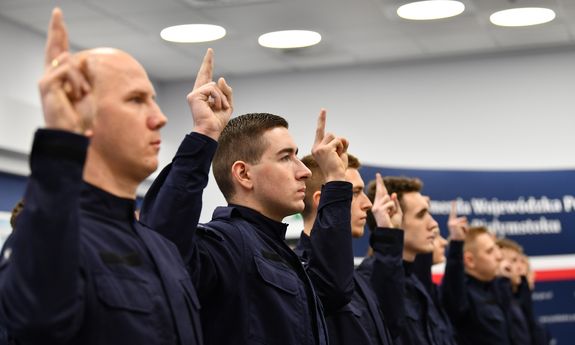 policjanci stoją w rzędzie i pozują.