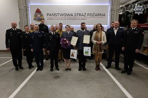 Zdjęcie z uroczystej zbiórki, podczas której wyróżnieni zostali policjanci