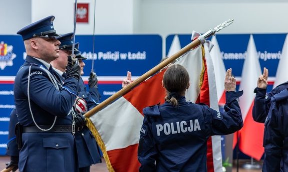 Policjanci podczas uroczystości ślubowania.