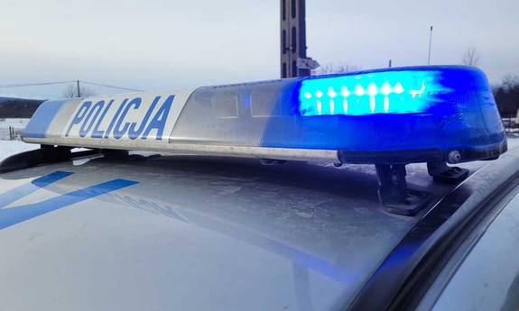 Sygnalizator świetlny na dach radiowozu policyjnego z napisem policja.