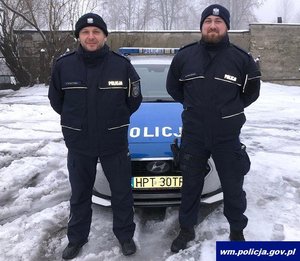 dwóch policjantów.