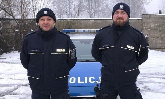 dwóch policjantów.