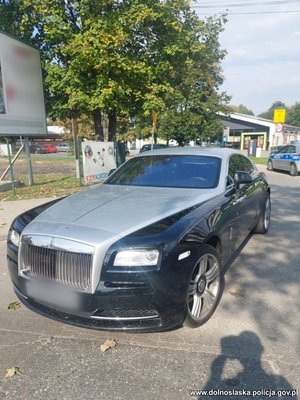 Odzyskany rolls-royce - widok z przodu.