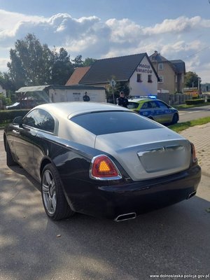 Odzyskany rolls-royce - widok z tyłu.