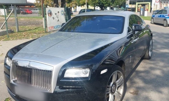 Odzyskany rolls-royce - wnętrze auta.