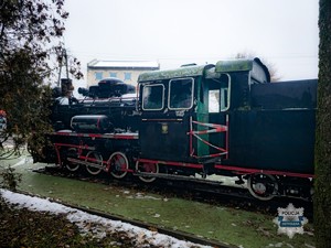 Zniszczona lokomotywa z powybijanymi szybami.