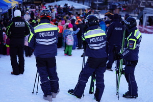 Na zdjęciu umundurowani policjanci na stoku narciarskim.