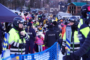 Na zdjęciu umundurowani policjanci na stoku narciarskim.