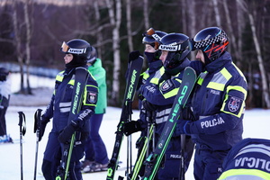 Na zdjęciu policjanci na stoku narciarskim.