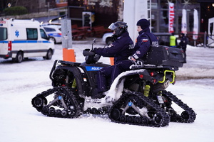 Na zdjęciu dwóch policjantów w trakcie patrolu na skuterze śnieżnym.