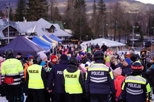 Na zdjęciu umundurowani policjanci na stoku narciarskim.