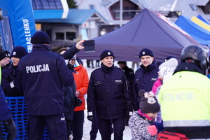 Na zdjęciu umundurowani policjanci na stoku narciarskim.