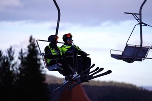 Na zdjęciu policjanci na wyciągu narciarskim.