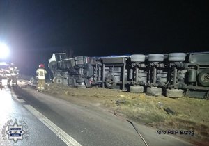 Przewrócona naczepa ciągnika siodłowego.