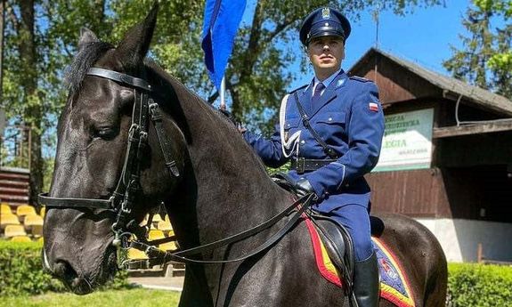 policjant siedzi na koniu.