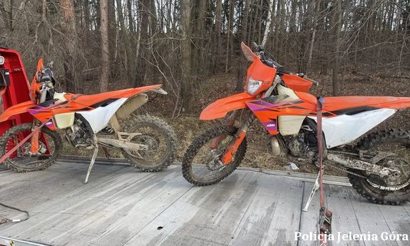 Odzyskane dwa skradzione motocykle, stojące na pace auta.