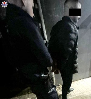 Policjant z zatrzymanym poszukiwanym mężczyzną.