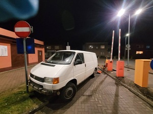 uszkodzony bus stoi przy uszkodzonym szlabanie i terminalu.