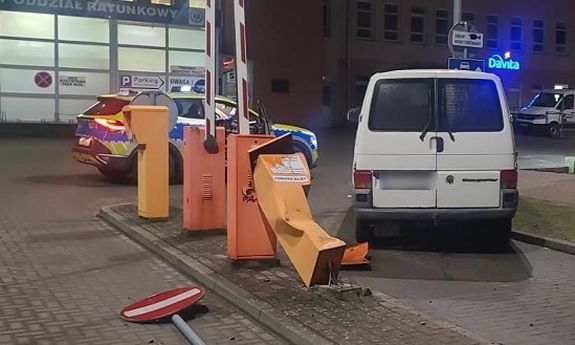 uszkodzony bus stoi przy uszkodzonym szlabanie i terminalu.