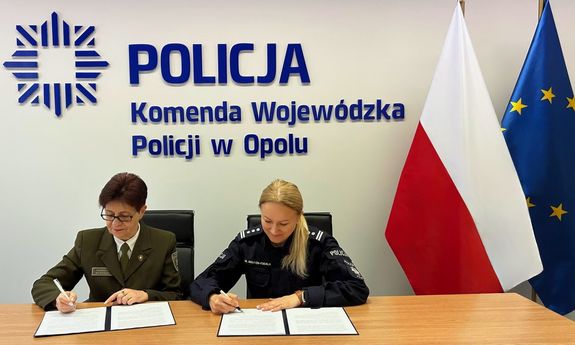 Komendant Wojewódzka Policji w Opolu i Komendant Wojewódzka Państwowej Straży Rybackiej podpisują porozumienie.