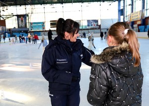 Policjantka na lodowisku podczas spotkania profilaktycznego.