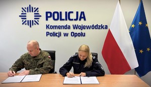 policjantka podpisuje porozumienie z wojskowym.