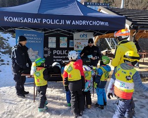 Policjanci w namiocie profilaktycznym rozmawiają z uczestnikami wydarzenia.