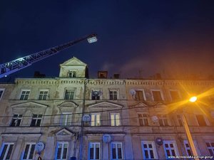 Akcja ratunkowa przy kamienicy - drabina wozu strażackiego.