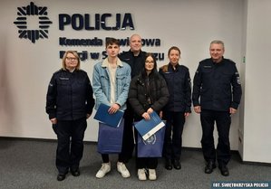 policjanci z dwójką młodych ludzi.