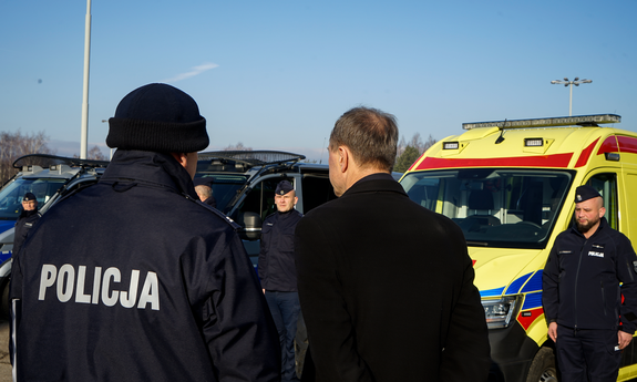 Policjanci przy nowym pojeździe przekazanym policjantom.