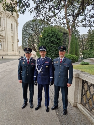 Komendant Główny Policji i dwaj włoscy policjanci.